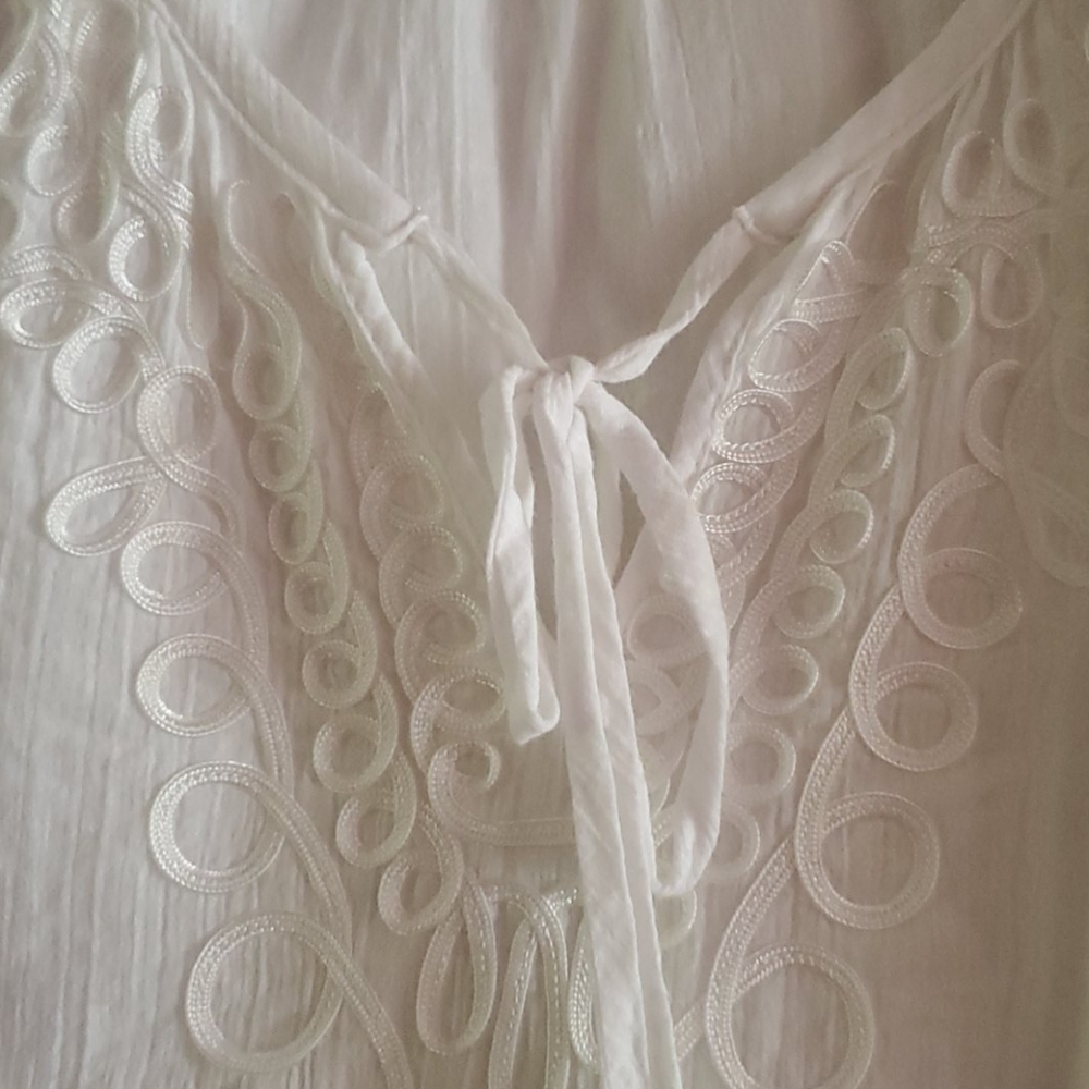 Beautiful white shirt - Picture 2 of 4
